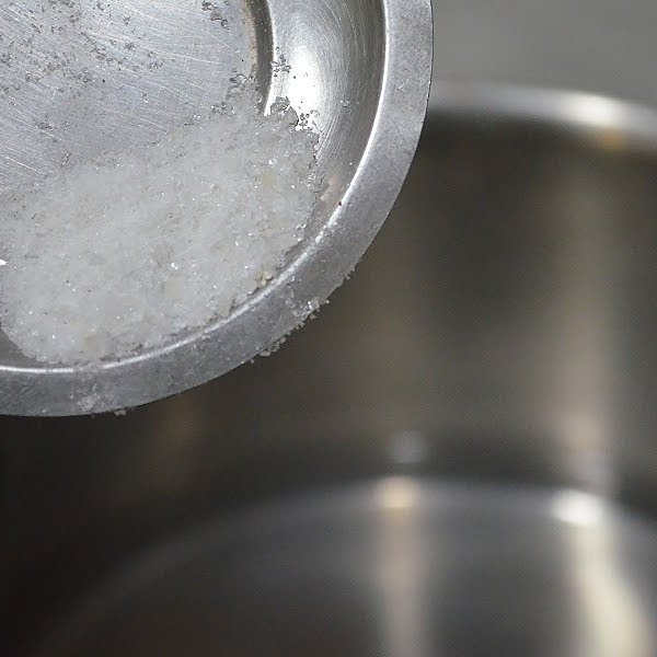 Mixing alum in warm water and soaking feet for toenail concerns