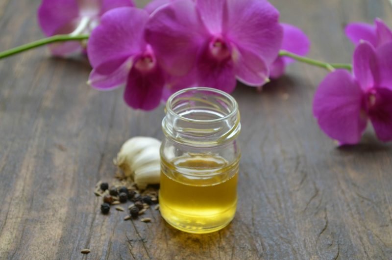 10 Top Benefits & Uses Of Garlic Oil For Skin, Hair & Health Wildturmeric